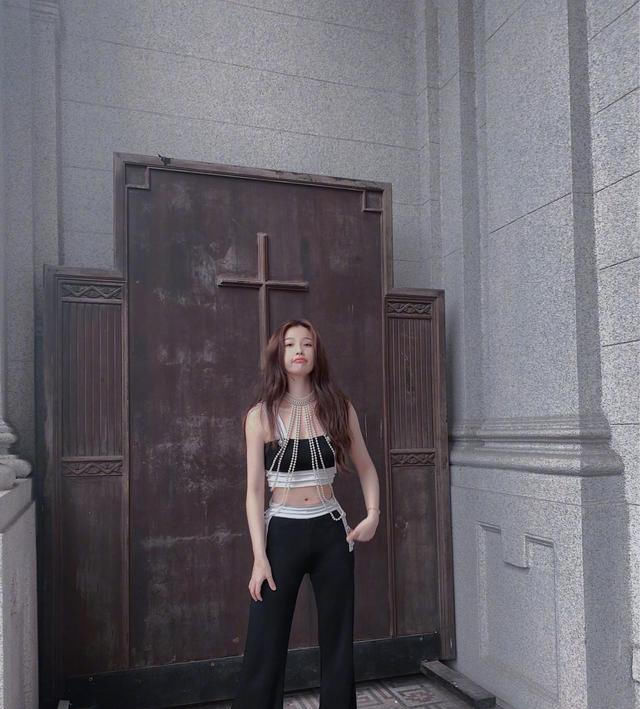 白富美|“白富美”虞书欣颜值下滑？一袭黑色暗纹裙出镜，面容僵硬老十岁