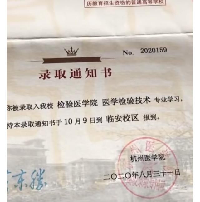 传递|老师为贫困女孩配近视眼镜，让爱传递，让感恩永存心间