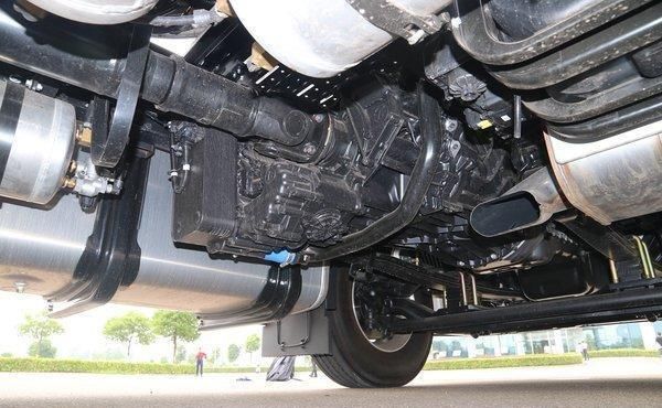  实拍|新增各种预警配置，实拍520马力现代创虎重卡，还有越野模式