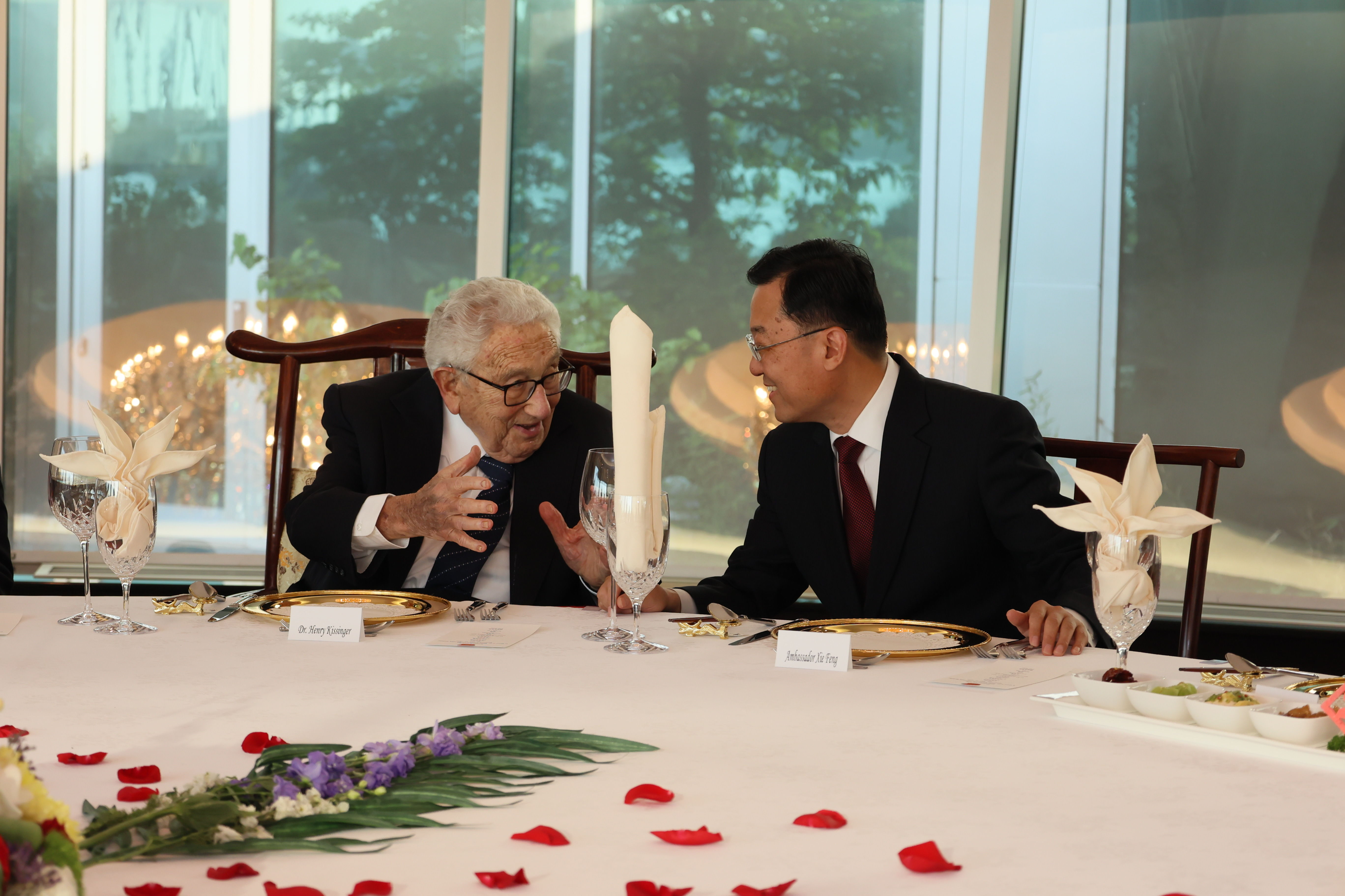 驻美大使谢锋为美国前国务卿基辛格百岁寿辰举行庆祝活动