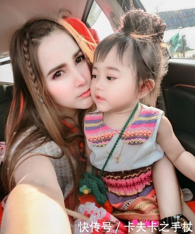 母亲|2岁女孩因长得漂亮走红网络,网友发现原来孩子母亲更漂亮