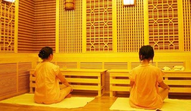  化解|不敢在家哭！年轻妈妈连续加班地铁站泪崩，却被陌生人的拥抱化解