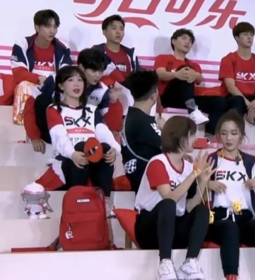  直呼|焉栩嘉徐梦洁被曝恋情！节目现场当众亲吻？网友直呼：毁三观！