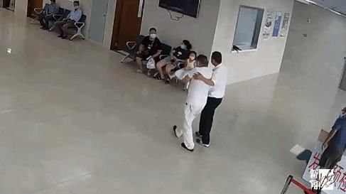  挡风玻璃|沪一＂碰瓷影帝＂练就＂神功＂！一头上去，挡风玻璃都碎了…