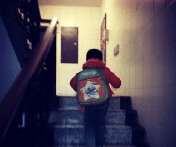 羞愧|20岁女子坐电梯走红网络，父母看了都羞愧，网友：“不是第一次”