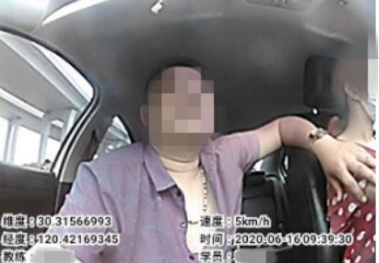  女子|“我的口水能止痒！”女子学车被蚊虫叮咬，被男教练抱着又啃又亲