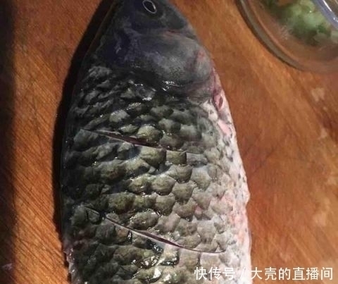 鱼刺|鱼刺卡在喉咙里,喝醋也不行,教你1招,鱼刺自己跑出来,快收藏
