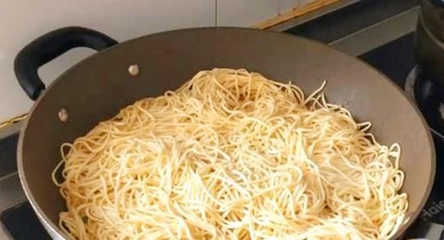 全家|面条别再煮着吃了,学会这样做,喷香又解馋,出锅全家抢着吃