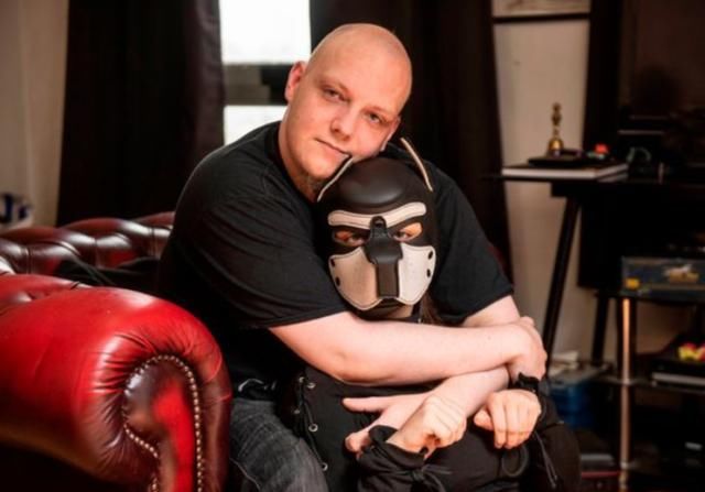 法庭|英男子让女友扮狗牵绳遛,后因又收养男宠,被“忠犬”告上法庭