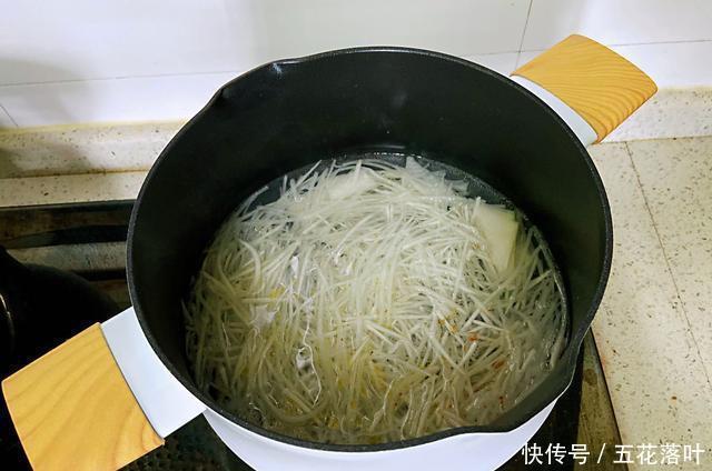 营养|10月萝卜大量上市,脆嫩多汁,用来烧汤很香,营养高别不懂得吃