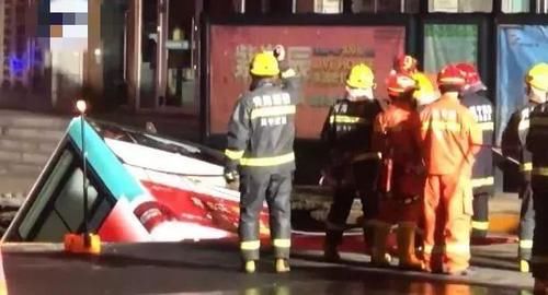  西宁|西宁地陷“吞噬”1辆公交，1人失联至今，官方公布“罪魁祸首”