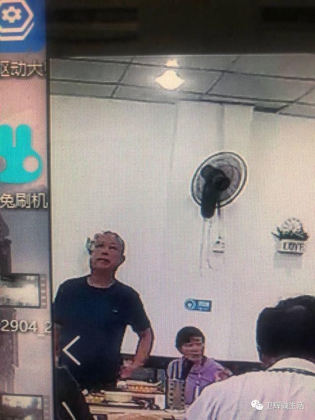  有人|黑衣服老丝儿，有人找你！