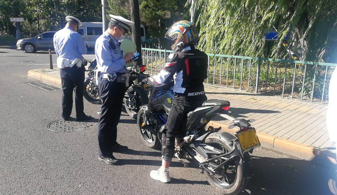 电动车|全罚了！电动车在交警眼皮底下驶入机动车道