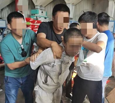 偷走|员工半夜偷走单位保险柜,拉到墓地砸开偷7万元