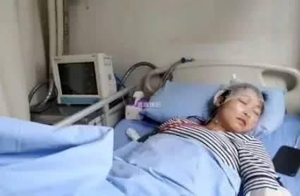  勇敢|临街玻璃门突然倒下勇敢妈妈用手撑扶