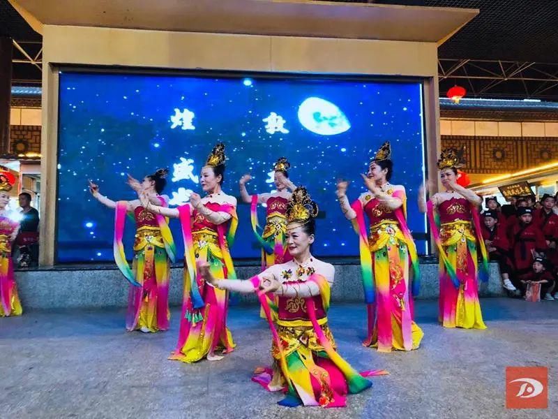  夜市|炫｜体验汉服汉礼 敦煌夜市上演“穿越”秀