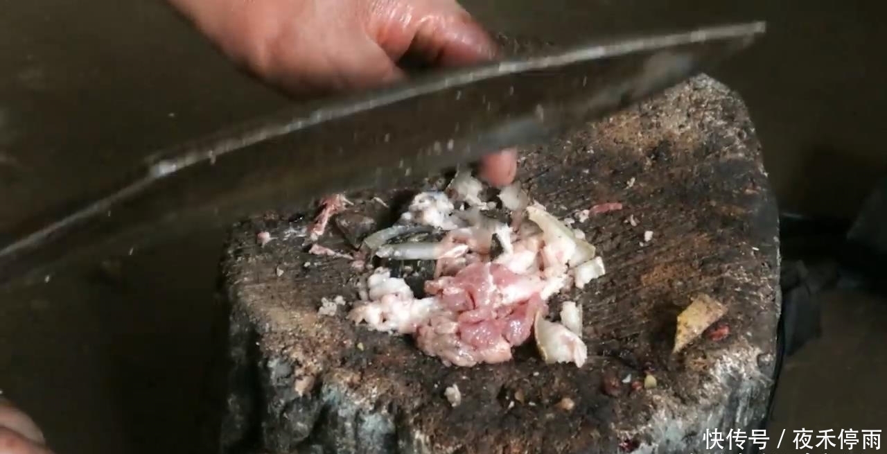 村长|中国小伙砍十斤黑猪肉拜访尼泊尔村长,村长用猪肉炒面招待我