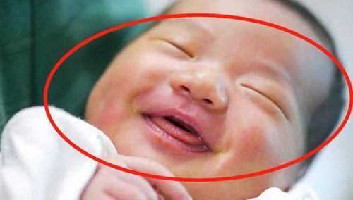  出生|宝宝出生后笑得可爱，医生反手扇两个耳光，宝妈得知原因连忙道谢