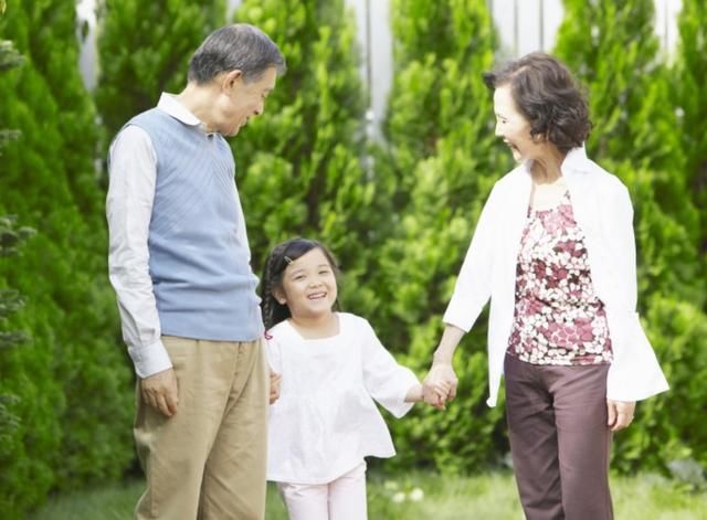  孩子|儿子在服刑，儿媳在外打工不管孩子，爷爷奶奶能找儿媳要抚养费吗