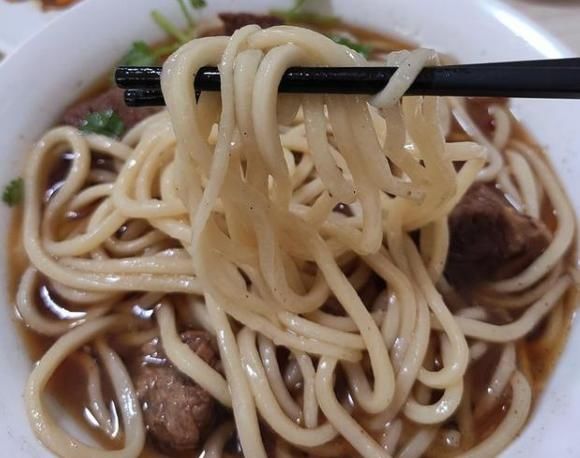 肉面馆|店里只卖这道面,老板很任性,每天只营业2到点,来晚了吃不上了