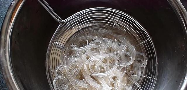  韭菜|1把粉丝，3个鸡蛋，筷子搅一搅，比韭菜盒子还好吃，太香了