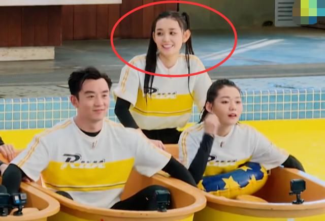  依依|蒋依依眼线画太粗，一下水后不小心脱妆，再看正脸：形象全无！