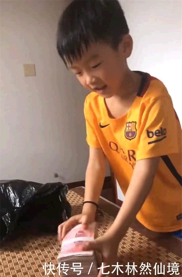 公司|爸爸公司破产,意志消沉,不料8岁儿子竟掏出十多万帮助爸爸