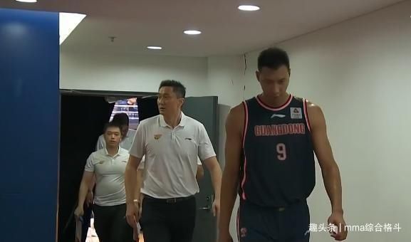  3篮板|18中10！广东狂飙3分，杜锋仍在场边咆哮，任骏飞半场0分3犯3失误