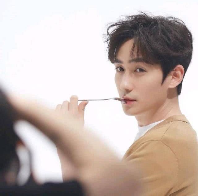  心思|朱一龙进修厨艺，在胡萝卜上刻“加油”，读懂他的小心思没？