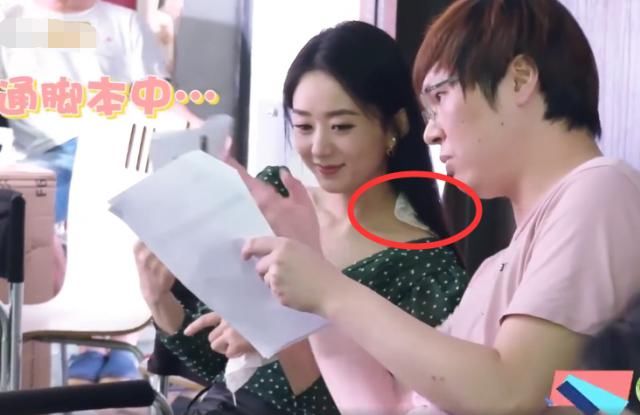  肩膀|赵丽颖拍摄没开空调，大热天散着头发，肩膀放毛巾吸汗太朴实！