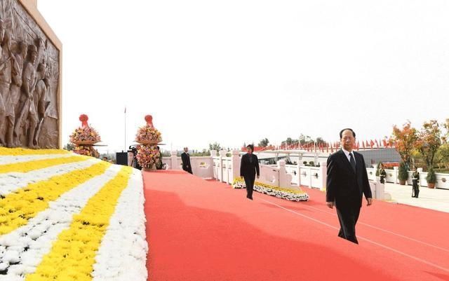 烈士纪念碑|自治区领导和首府各族各界代表向人民英雄敬献花篮仪式在呼举行