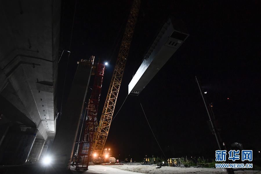 线首片跨既有线门式|杭绍台铁路全线首片跨既有线钢横梁吊装成功