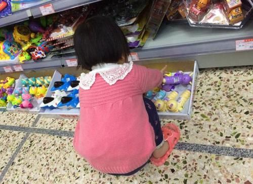 调皮|爷爷带娃逛超市，孩子调皮把鸡蛋打碎了，爷爷的话让店员怀疑人生