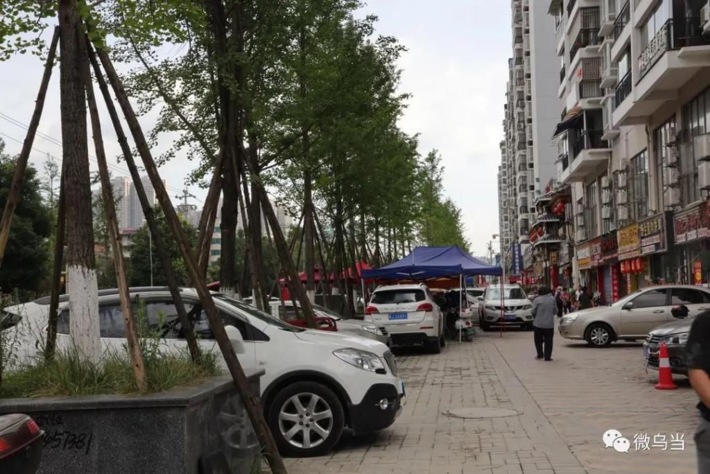 乱放|曝光台 | 北衙路机动车乱停乱放现象严重