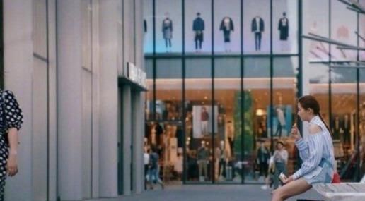  骨架|关晓彤再次证明肩宽骨架大吃大亏, 《二十不惑》她身板太显壮实了