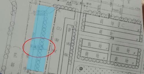  记者|花都：公共车位被石墩阻挡，业主雇叉车反堵物业门口