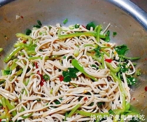 豆腐皮|最简单快手的下酒菜:凉拌豆腐皮,5分钟上桌,香辣爽口很下饭