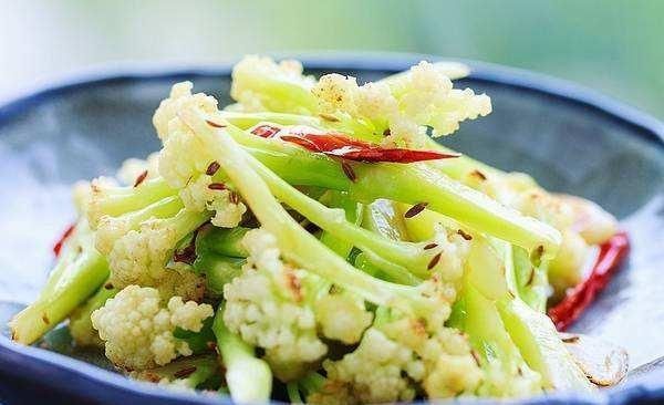 花菜|炒花菜时,不要直接放油炒,多做一步,花菜熟得快,还香脆爽口