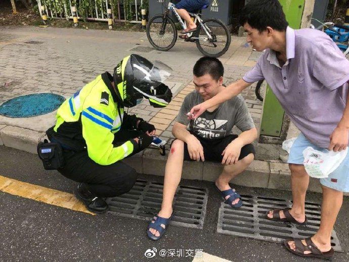  买药|小哥骑车不慎摔伤，铁骑帮忙买药处理伤口