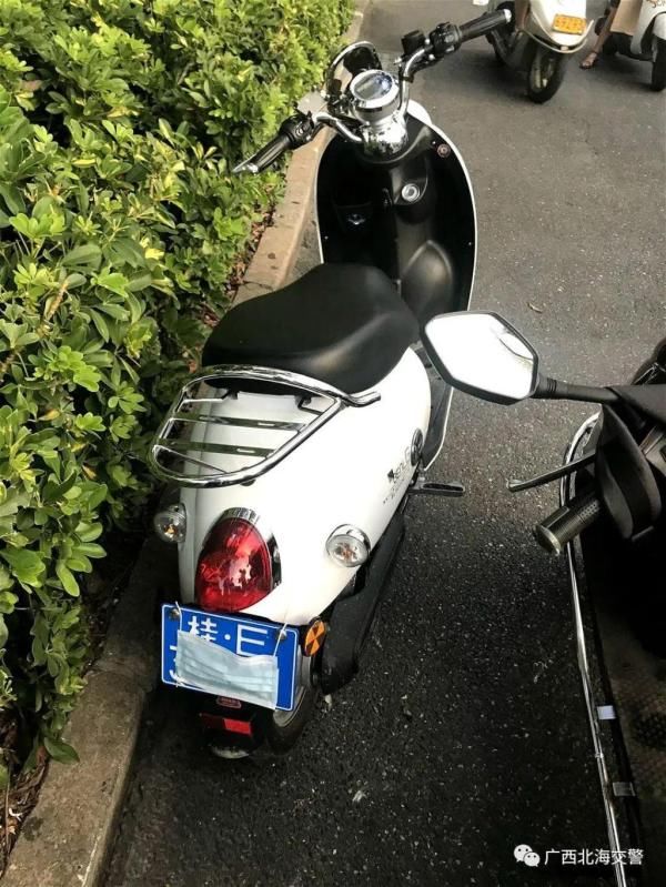  摩托车|摩托车“戴口罩”上路，交警制止违法被拖伤，疯狂少年被刑拘！