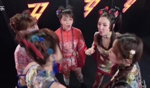  乘风破浪|《乘风破浪的姐姐》，据悉第三次公演金莎失误，小组成倒数第一