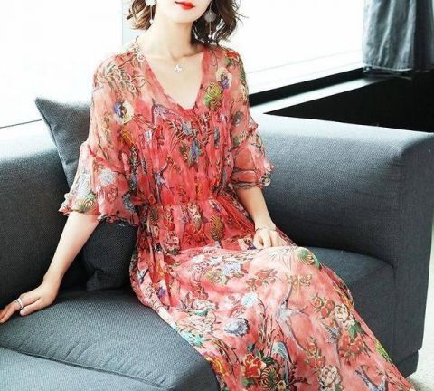  连衣裙|夏季里女人都喜欢穿这样轻薄飘逸的连衣裙，清爽时尚显柔美气息