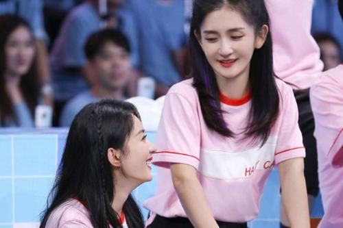  谢娜|赵丽颖参加《快本》录制，跟谢娜互动很少，角落里的动作暴露感情