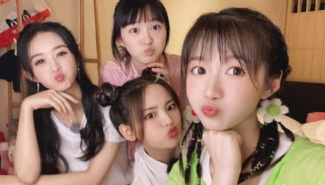  让人觉得很|《中餐厅》赵丽颖被小妹妹“求合照”，十级大眼滤镜下，32岁颜值令人崩溃