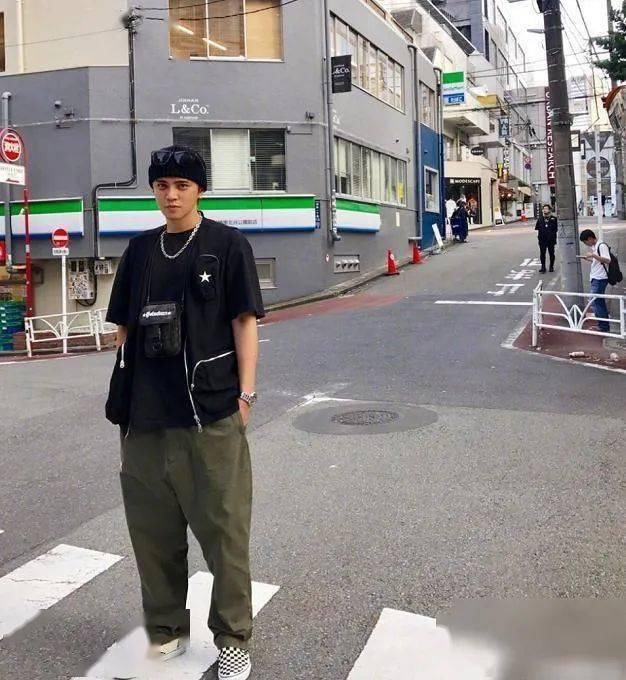 回复|罗志祥疯狂点赞嫩模女网红，被网友嘲讽本性难移！竟霸气回复：关你屁事？