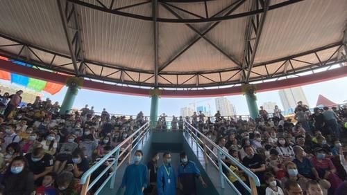 兼职|为赚钱给父母买月饼，95后律师国庆兼职“海底”嫦娥奔月表演