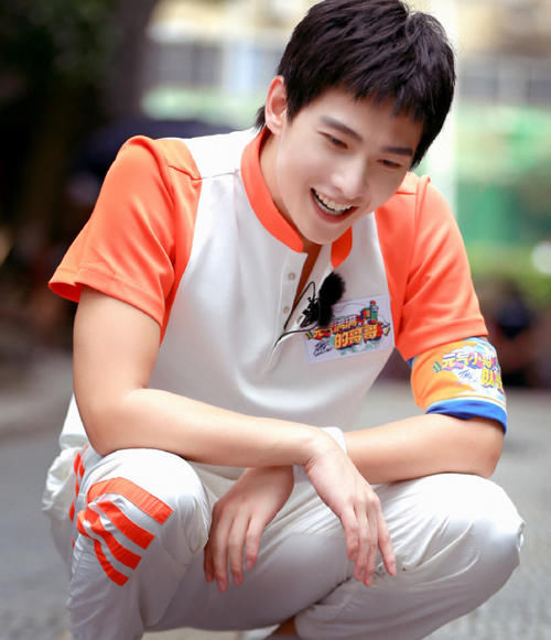  节目中|杨洋寸头亮相综艺，脱妆后却意外展露真实颜值，脸上的瑕疵却是敬业的标志！