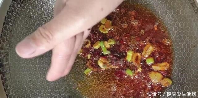 做法|麻辣烫中的“爱马仕”，比传统的做法多了份奶香味，趁放假试试