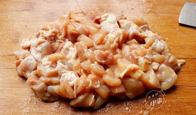  香辣|鸡肉这样做太香了，不炖不油炸，香辣过瘾，端上桌瞬间被扫光