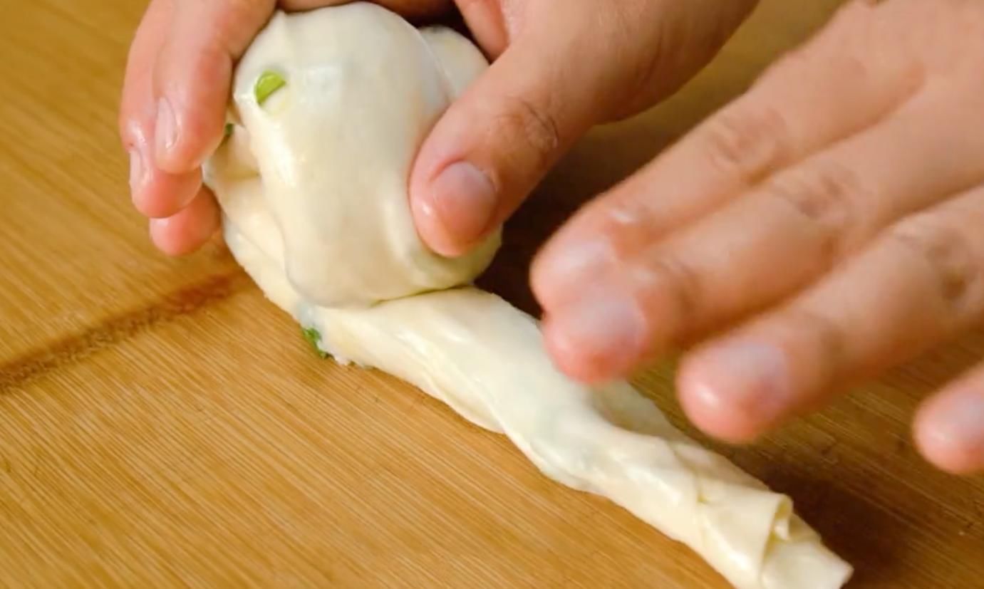 美食|经典美食“葱花饼”,葱香四溢,酥脆可口,好吃到停不下来